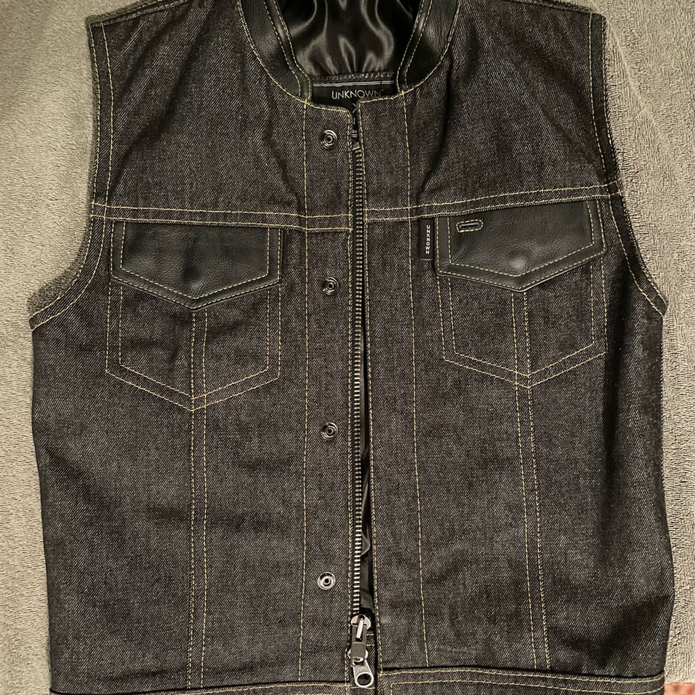 Unknown X Espinoza’s Black Denim / Leather Medium Vest / Cut - Like New.
W/ DVD